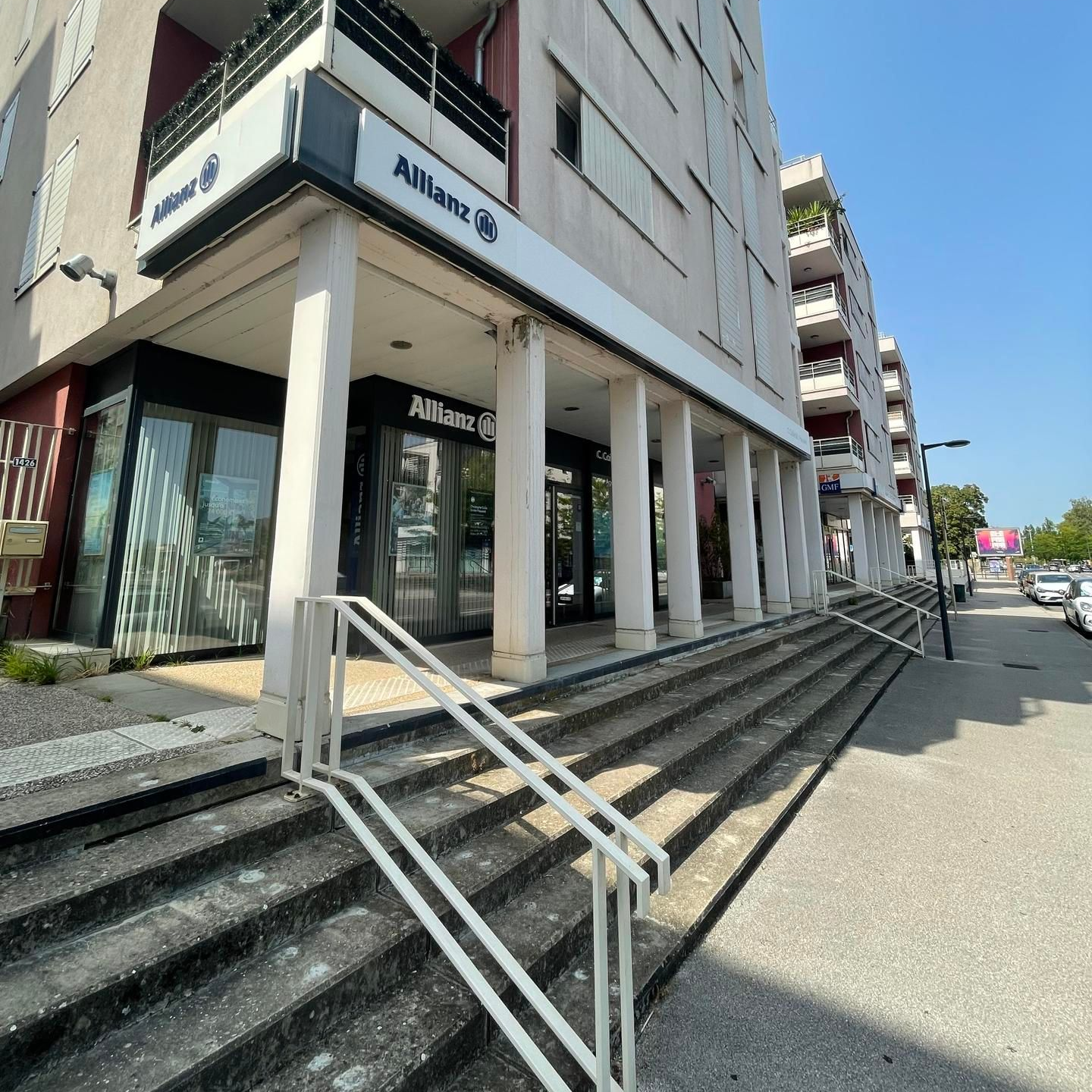En face du théatre et du cinéma à Mâcon