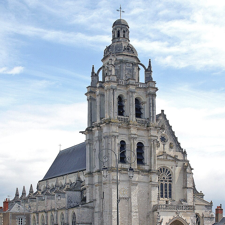 L'agence se situe en face de la mairie et de la cathédrale de Blois