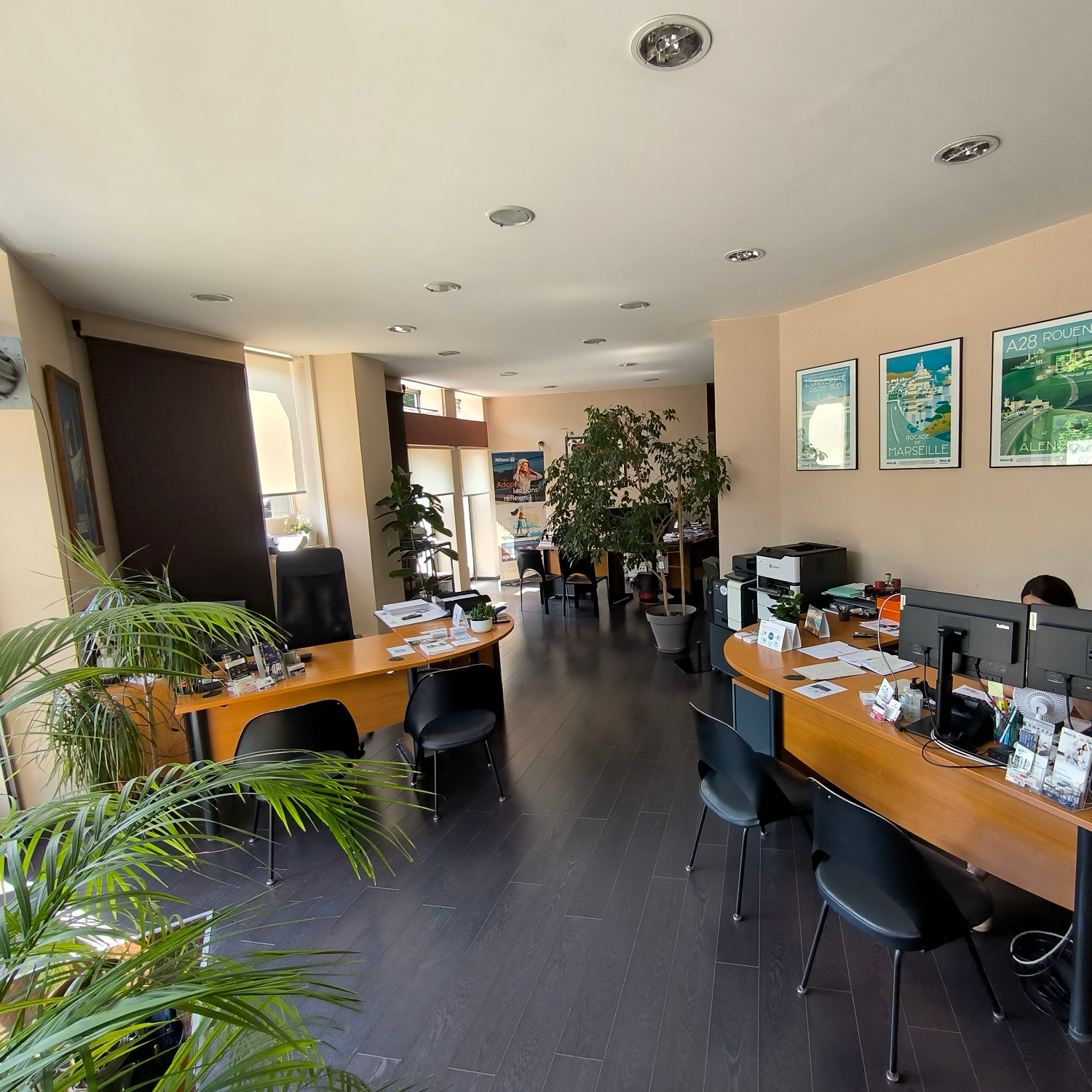 Photo 2 de l'intérieur des bureaux avec l'accueil
