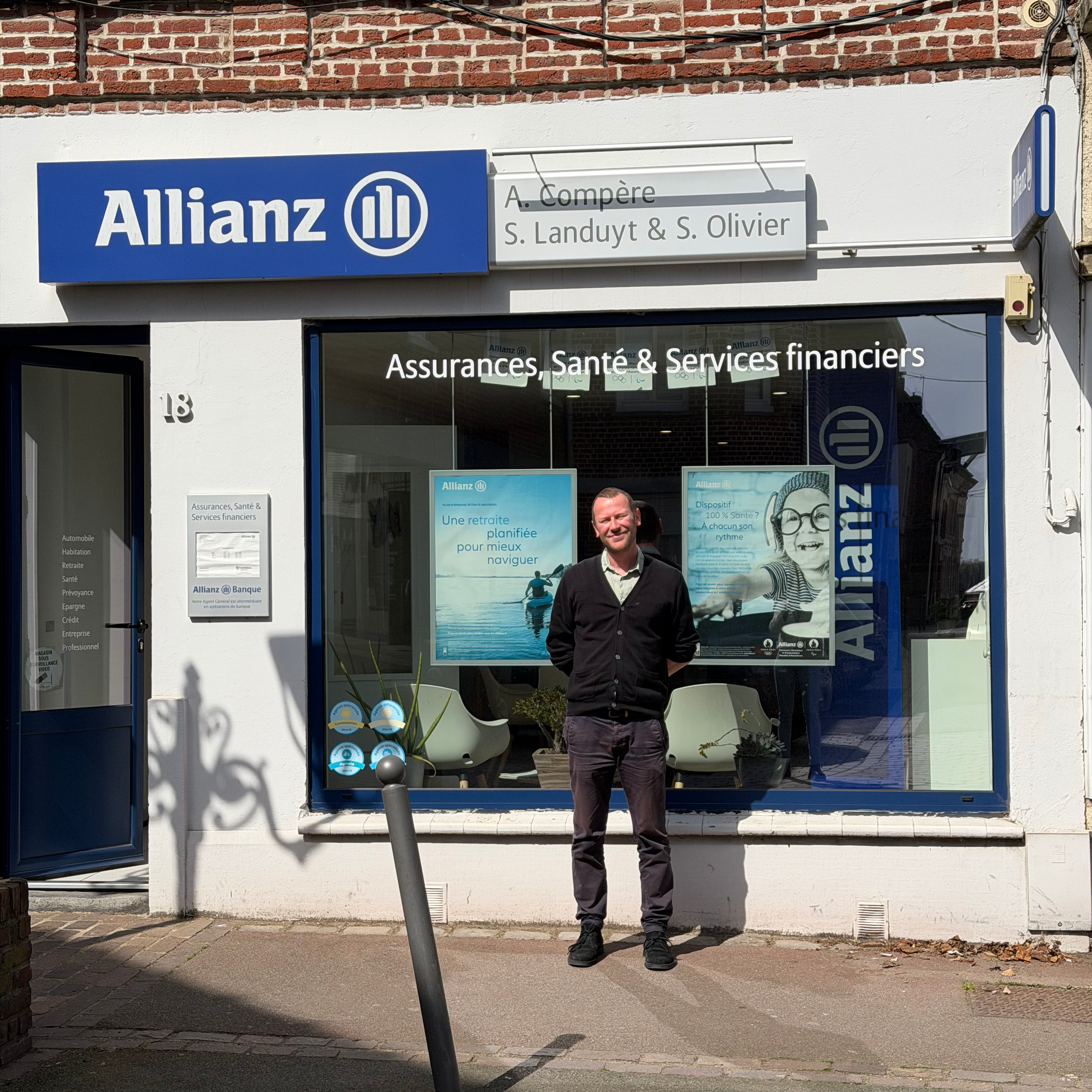 Devanture de notre agence Allianz de Linselles et notre chargé d'assurances