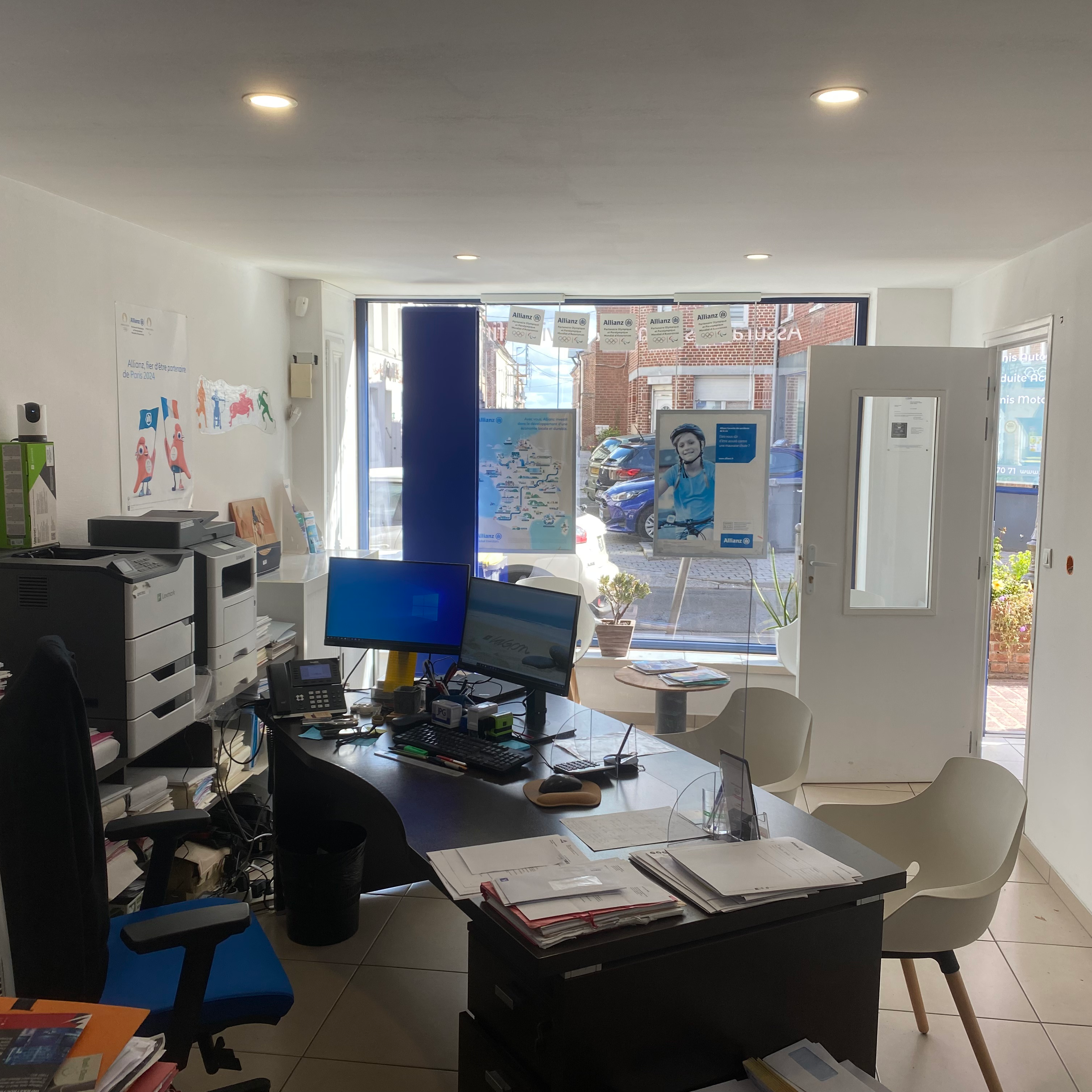 Intérieur de notre agence Allianz de Linselles et notre chargé d'assurances