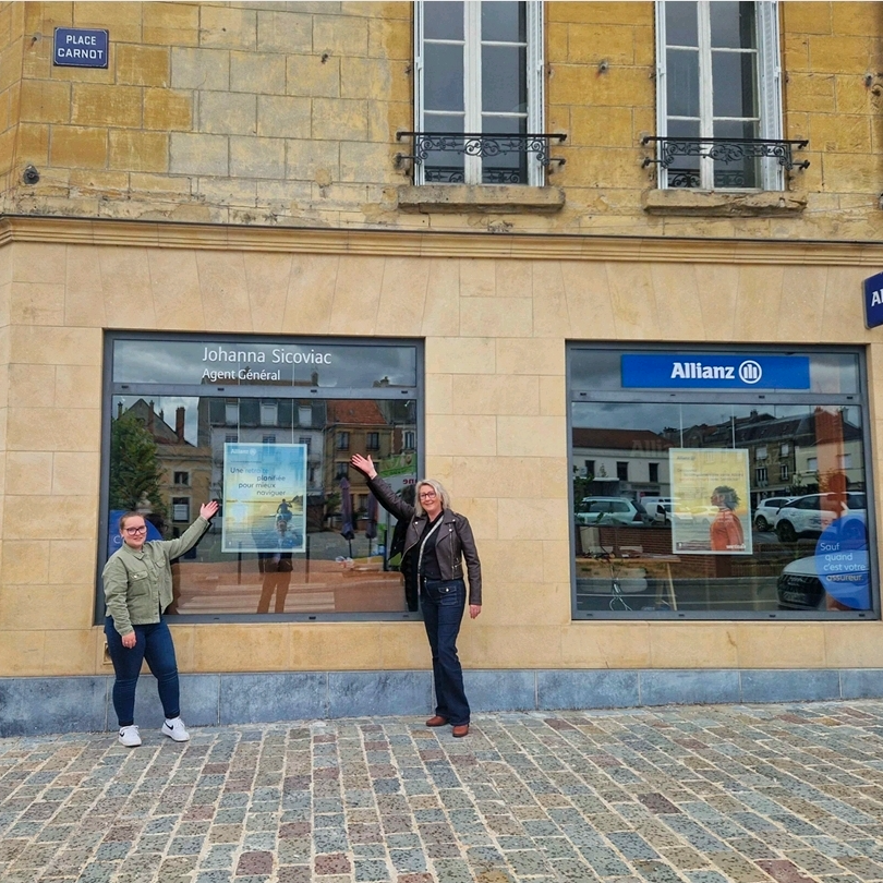 Devanture Agence de VOUZIERS avec l'équipe