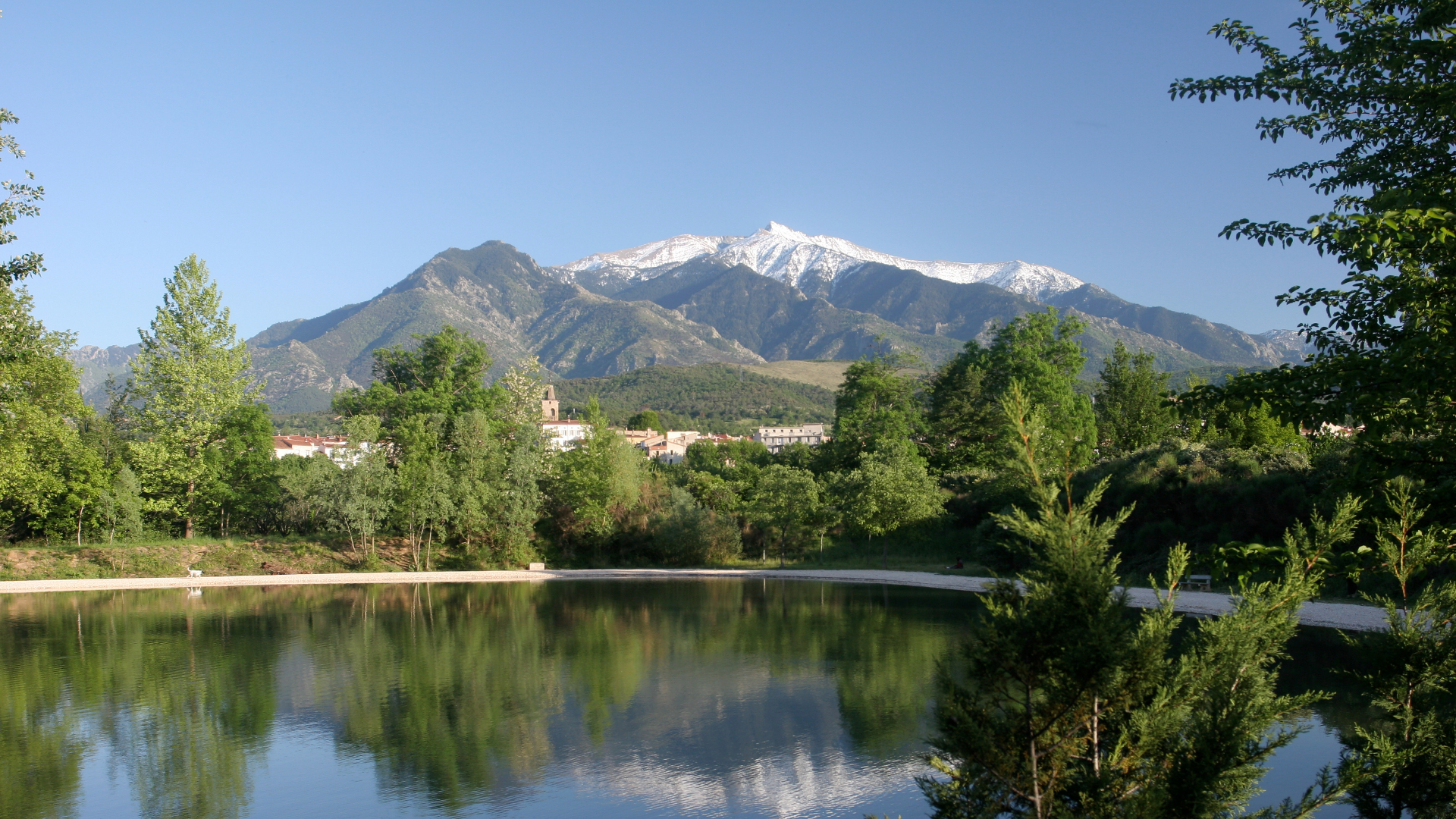 Vue du Canigou depuis la ville de Prades