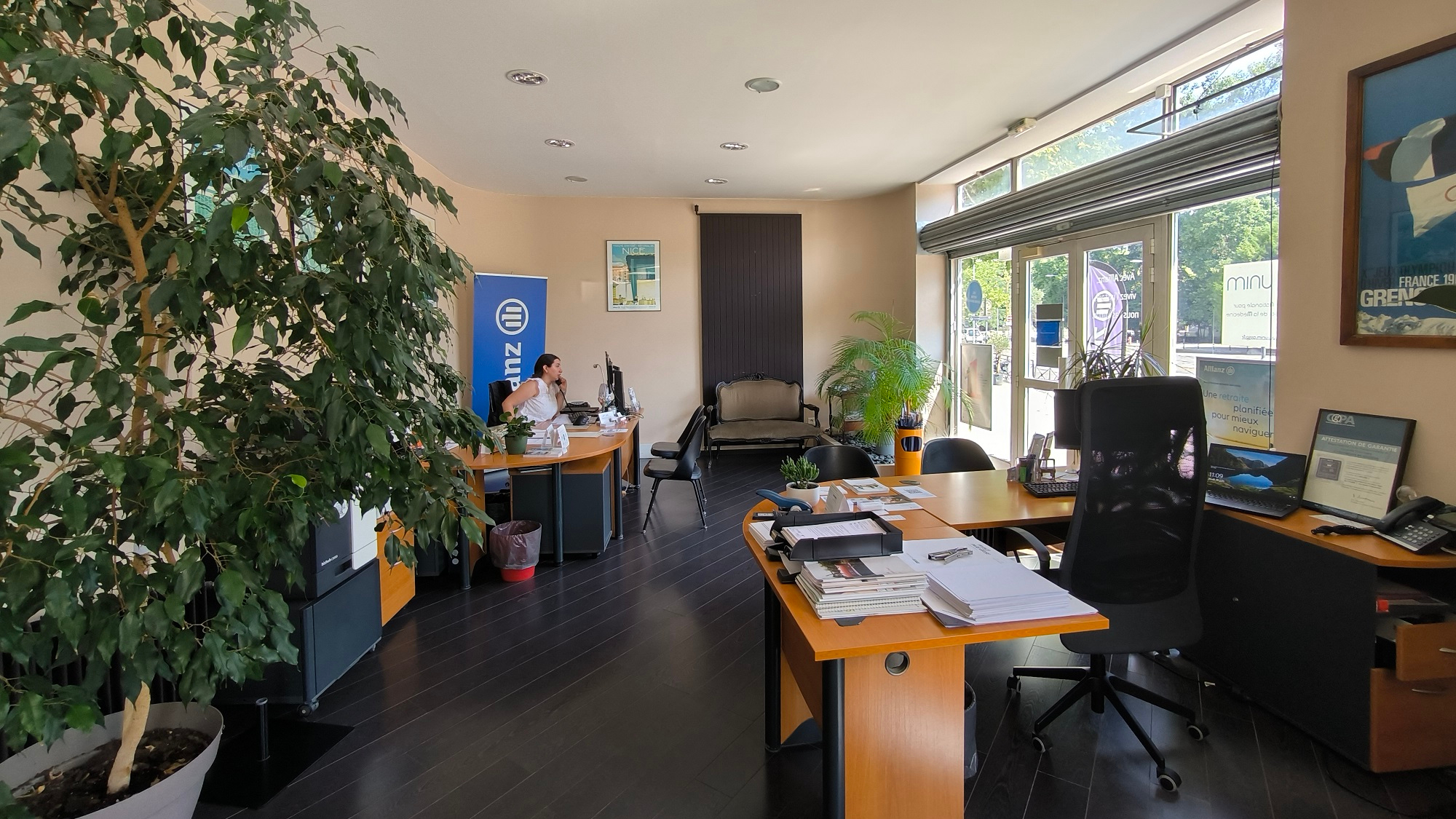 Photo de l'intérieur des bureaux avec l'accueil